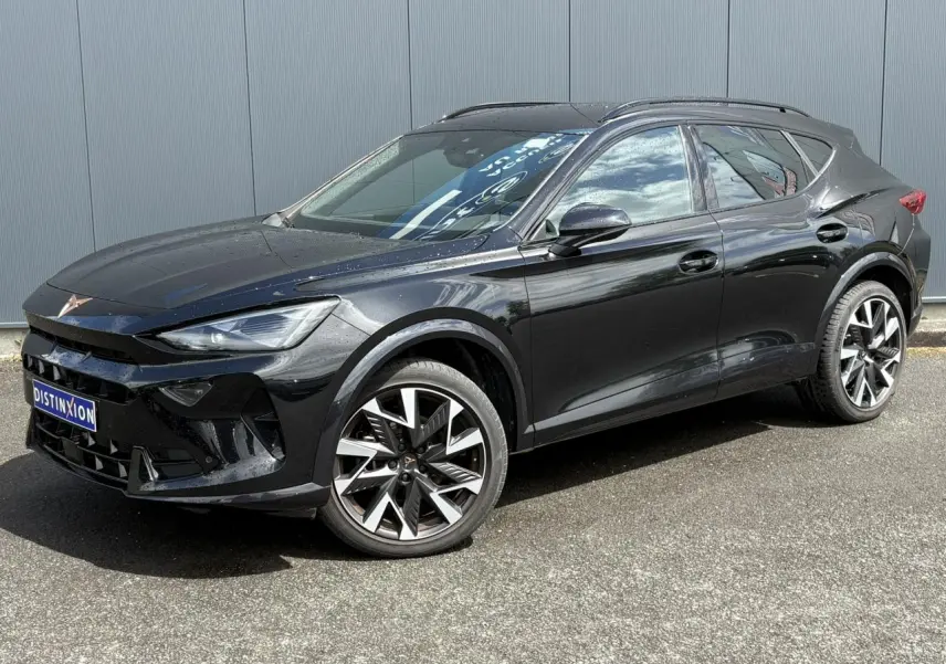 Vue 3/4 avant droite du CUPRA Formentor noir minuit avec jantes alliage 19'' Sandstorm et signature lumineuse Tri-LED.