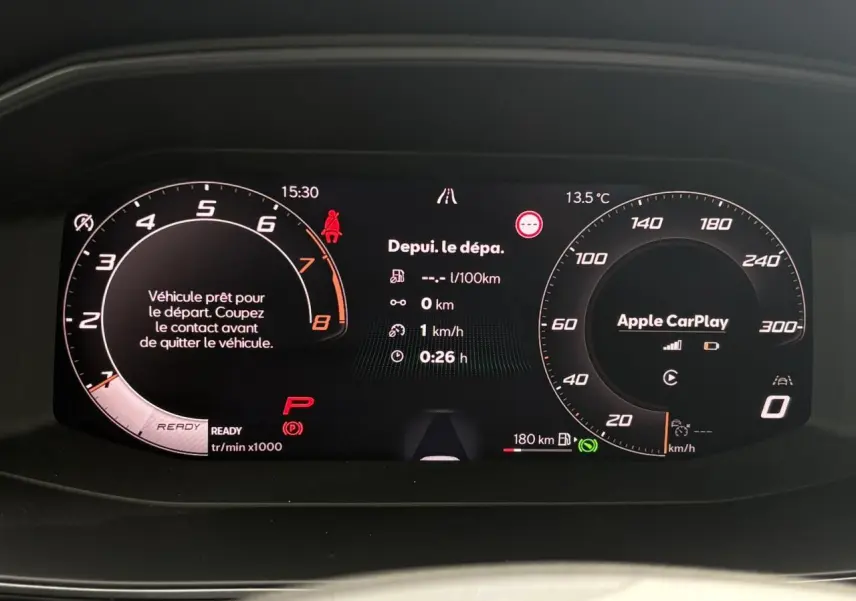 Tableau de bord numérique du CUPRA Formentor 2025 affichant compte-tours, vitesse et Apple CarPlay en vue frontale rapprochée.