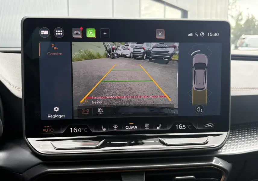 Écran tactile intérieur affichant la caméra de recul du CUPRA Formentor noir Minuit, vue arrière avec aides au stationnement.