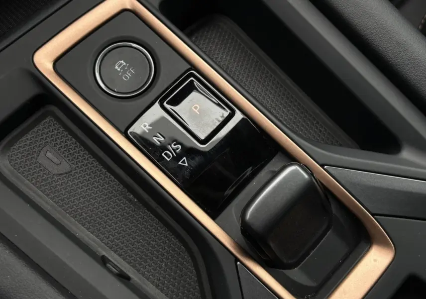 Gros plan sur la console centrale du CUPRA Formentor noir Minuit, mettant en valeur la commande de boîte automatique et le bouton de contrôle.