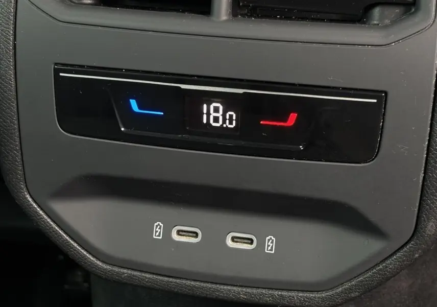 Détail du panneau de contrôle des sièges chauffants arrière et ports USB-C du CUPRA Formentor noir Minuit.