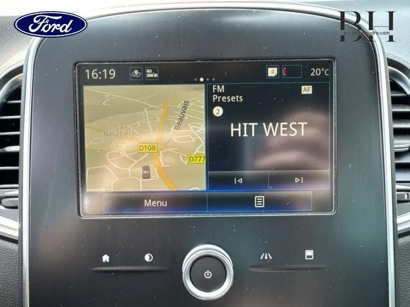 Écran tactile central du tableau de bord du Renault Scénic 2020, affichant GPS et radio FM.