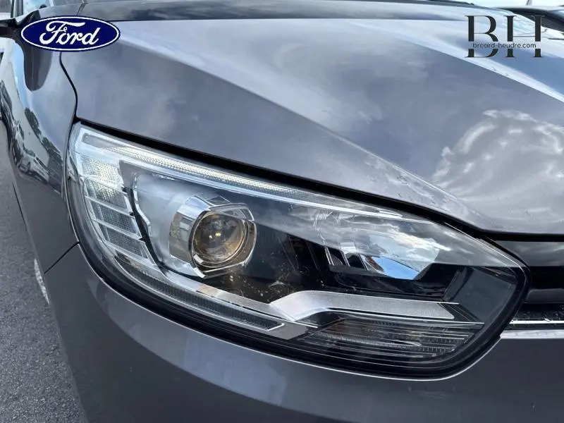 Gros plan sur le phare avant droit gris Cassiopée du Renault Scenic 1.7 Blue dCi 120ch Limited de 2020.