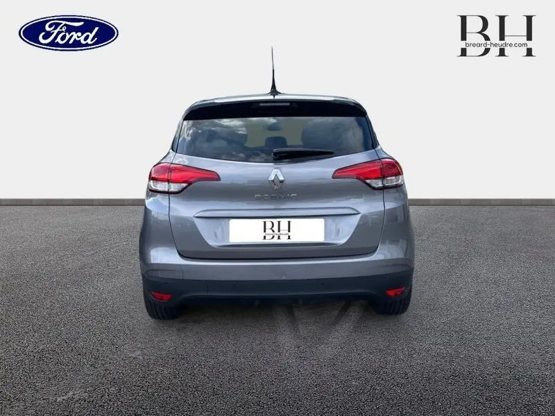 Vue arrière d'une Renault Scénic 1.7 Blue dCi 120ch Limited gris Cassiopée avec toit noir et feux arrière rouges.
