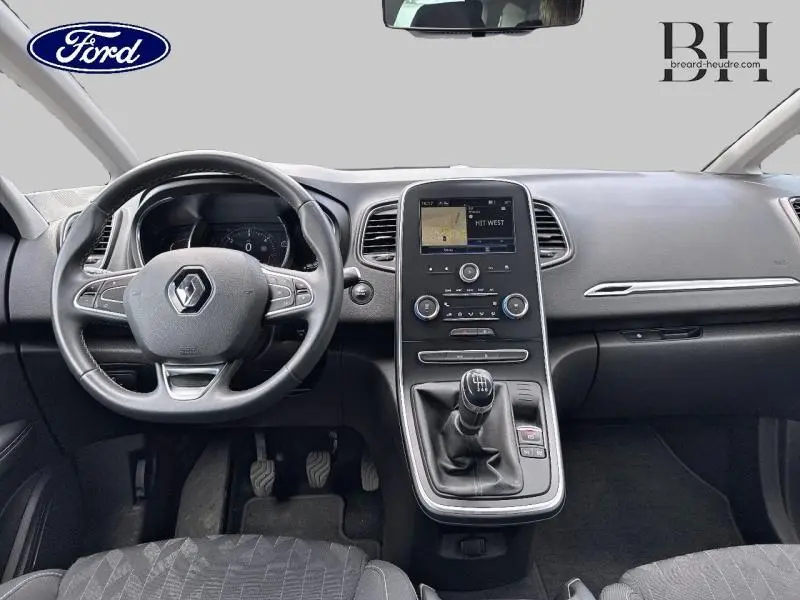 Vue intérieure frontale du tableau de bord et volant noir du Renault Scenic 1.7 Blue dCi 120ch Limited de 2020.