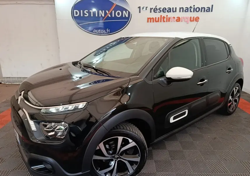 Citroën C3 PureTech 110 noir vue 3/4 avant droit avec toit et rétroviseurs blancs, détails Airbump latéraux visibles.