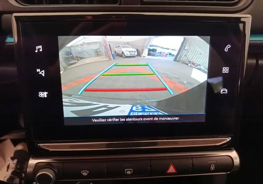 Écran tactile intérieur montrant la caméra de recul avec guidage coloré dans une Citroën C3 noire 2022 Shine Pack.