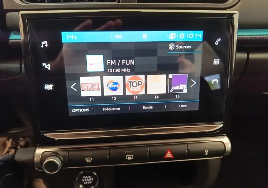 Écran tactile central de la Citroën C3 PureTech 110 noir, affichant la radio FM avec commandes autour.