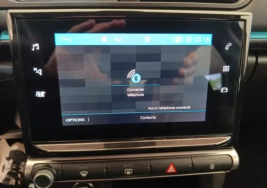 Écran tactile central de la Citroën C3 PureTech 110 noir, affichant la connexion Bluetooth au téléphone.