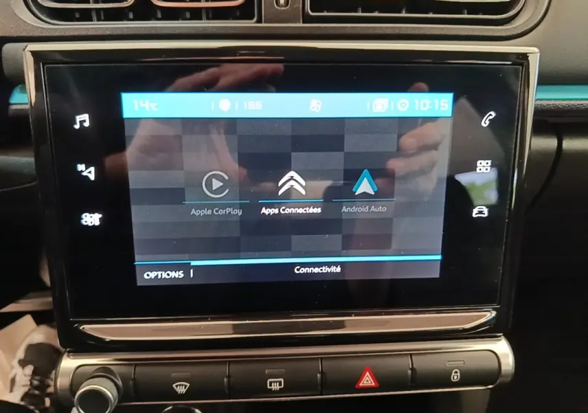 Écran tactile central de la Citroën C3 PureTech 110 Shine Pack 2022, affichant Apple CarPlay et Android Auto.
