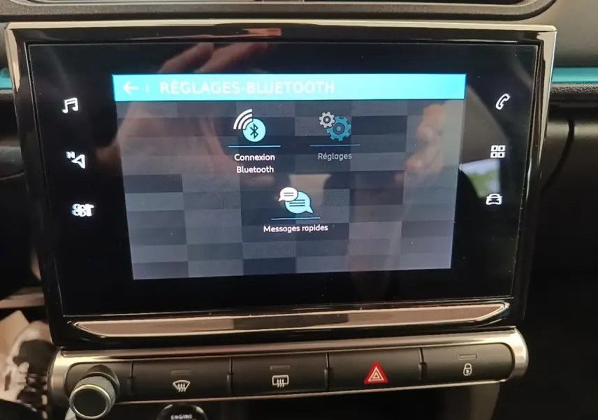 Écran tactile central affichant les réglages Bluetooth dans l’habitacle d’une Citroën C3 noire, vue de face.