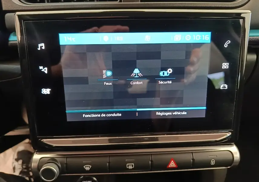 Écran tactile central de la Citroën C3 noire, affichant les réglages Feux, Confort et Sécurité.
