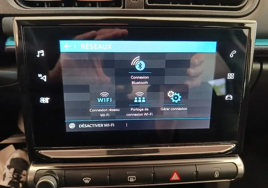Écran tactile central de la Citroën C3 noire, affichant les options de connexion Bluetooth et Wi-Fi.