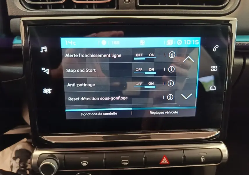 Écran tactile central de la Citroën C3 PureTech 110 noir, affichant les réglages d’aide à la conduite.