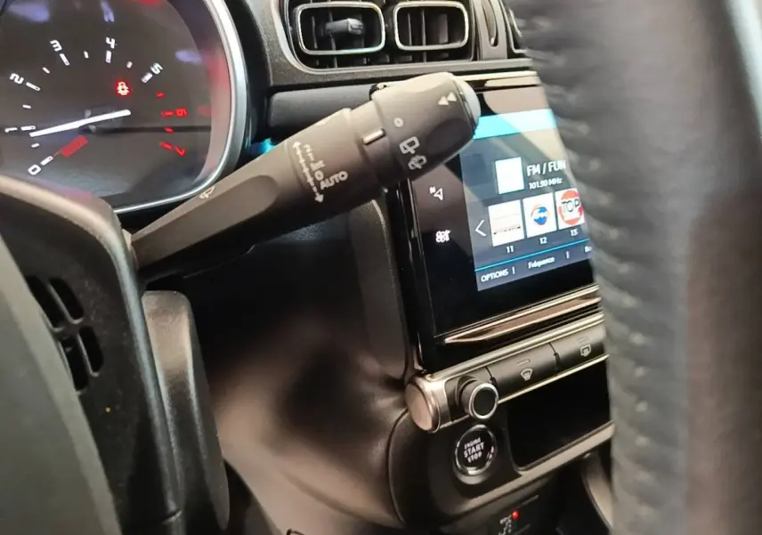 Vue rapprochée de l’intérieur côté gauche de la Citroën C3 noire, avec tableau de bord et écran tactile 7 pouces.