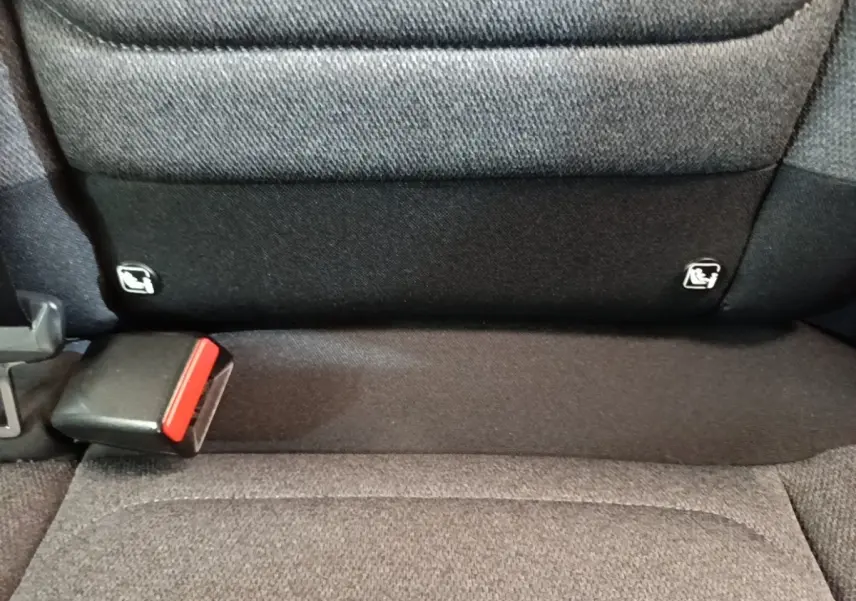 Détail de la banquette arrière grise de la Citroën C3 2022, montrant les fixations Isofix et la boucle de ceinture.