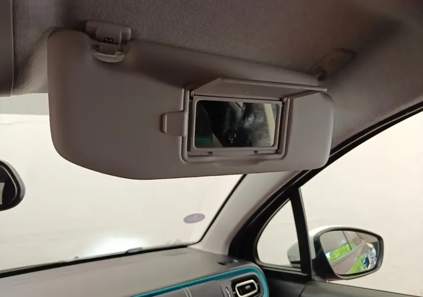 Détail intérieur du pare-soleil avec miroir ouvert côté conducteur de la Citroën C3 noire, vue depuis l'habitacle avant.