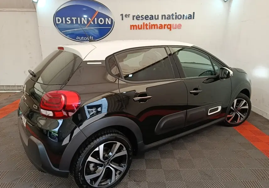 Citroën C3 PureTech 110 noir, vue 3/4 arrière droit, toit blanc et jantes alliage distinctives.