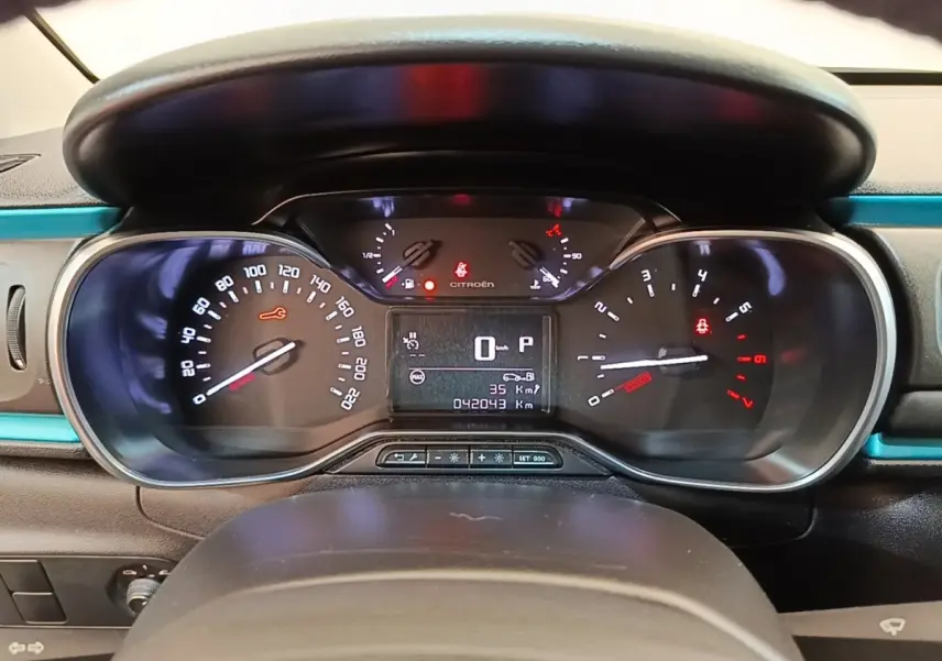 Vue rapprochée du tableau de bord numérique de la Citroën C3 2022, avec affichage digital et cadrans analogiques noirs.