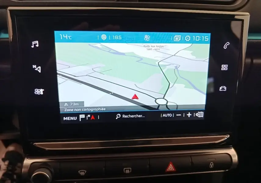 Écran tactile central affichant la navigation 3D dans l’habitacle d’une Citroën C3 noire de 2022.