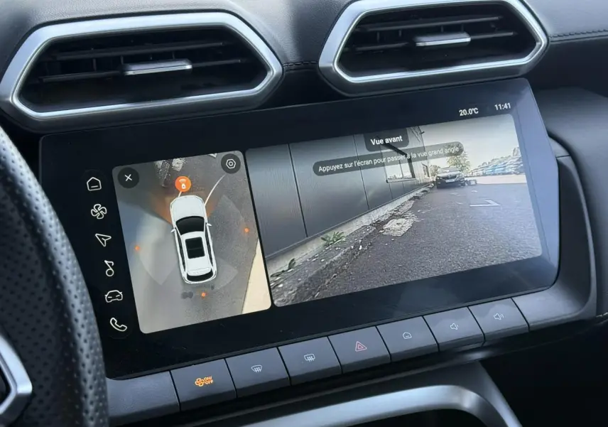 Écran tactile intérieur du MG ZS Hybrid+ 2025 affichant la caméra 360° et la vue avant en ville.