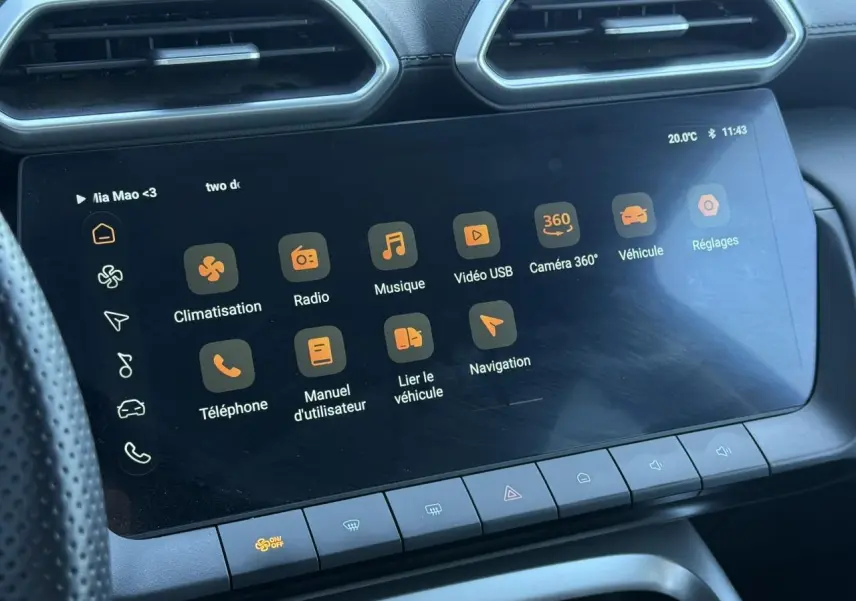 Écran tactile 12,3 pouces de la MG ZS 1.5 Hybrid+ 197 Luxury en vue de face, affichant les menus climatisation et navigation.
