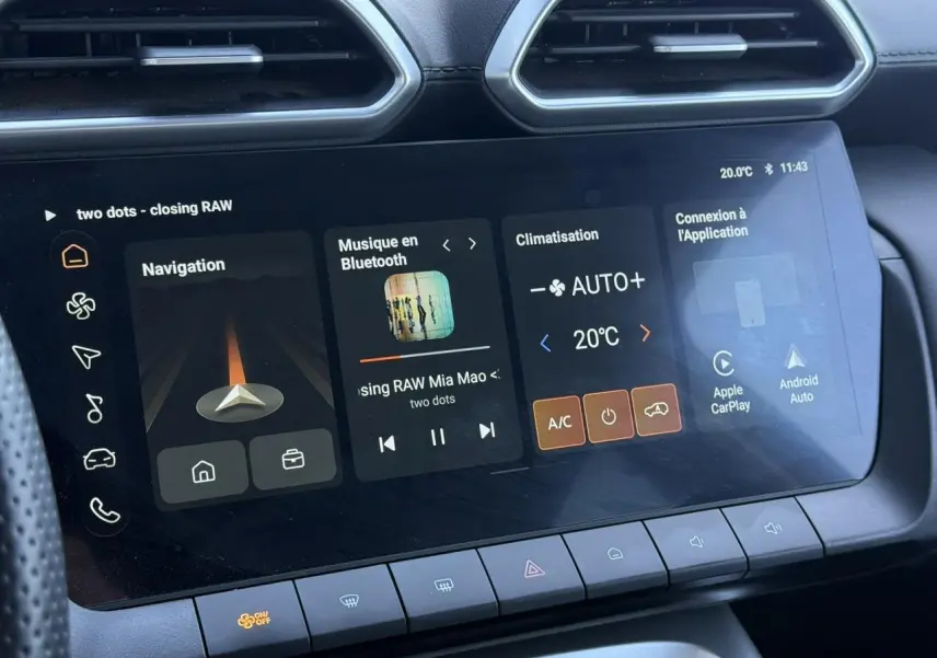 Vue rapprochée de l'écran tactile 12,3 pouces du MG ZS Hybrid+ 2025 avec interface navigation et climatisation.