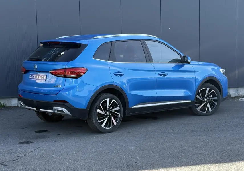 Vue 3/4 arrière droite du MG ZS 1.5 Hybrid+ 197 Luxury bleu Como avec jantes alliage 18 pouces et feux LED.