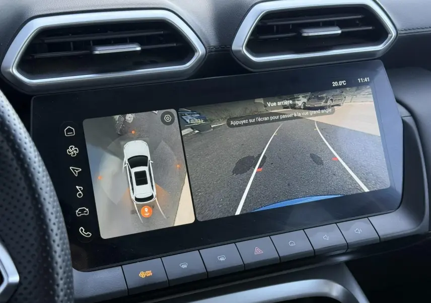 Gros plan sur l'écran tactile central affichant la caméra 360° et la vue arrière du MG ZS 1.5 Hybrid+ 197 Luxury.