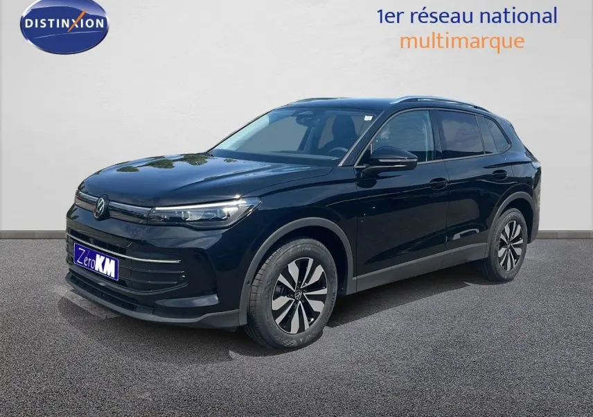 Volkswagen Tiguan noir grenadilla métal en 3/4 avant droit, SUV hybride avec jantes bi-ton et calandre épurée.