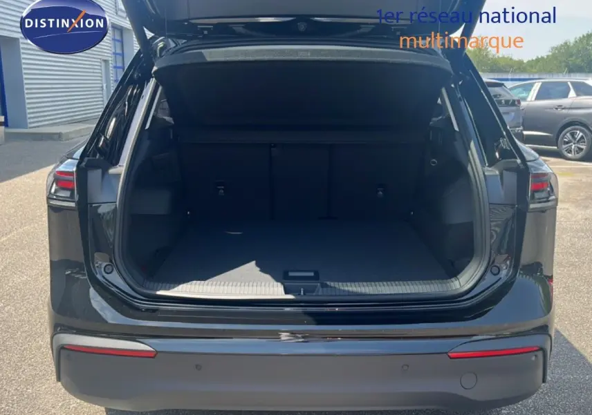Vue arrière du Volkswagen Tiguan noir Grenadilla avec coffre ouvert montrant l'espace de chargement vide.