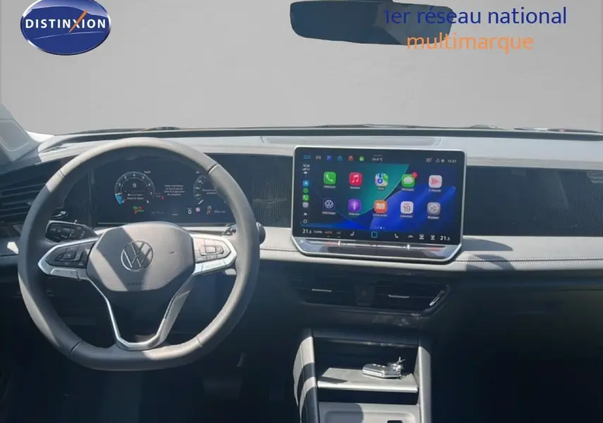 Vue intérieure du tableau de bord du Volkswagen Tiguan 2026, avec écran tactile central et volant multifonction noir.
