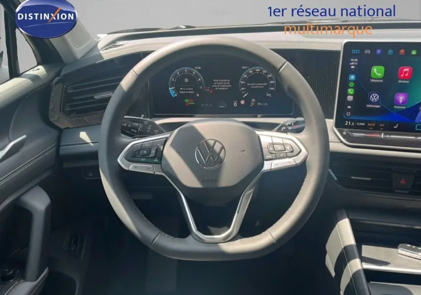 Vue intérieure centrée sur le volant Volkswagen du Tiguan 2026, avec tableau de bord numérique et écran tactile moderne.