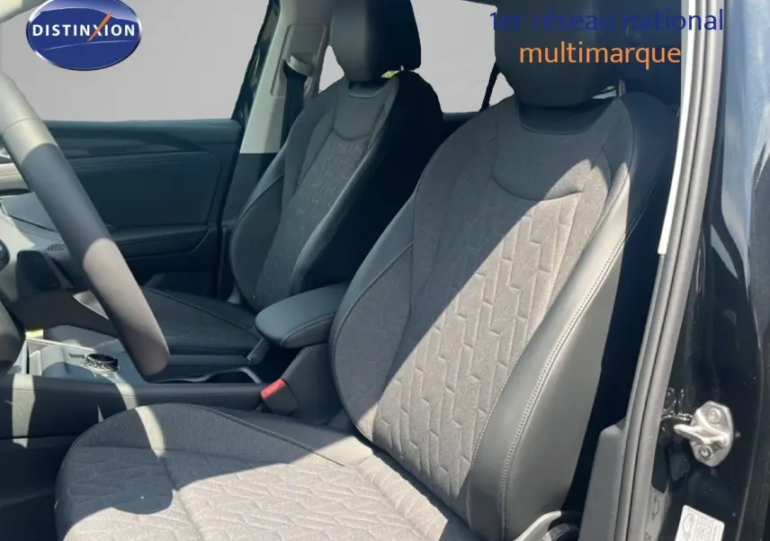 Vue intérieure côté droit du Volkswagen Tiguan 2026 noir Grenadilla, sièges tissu et cuir avec motifs géométriques.
