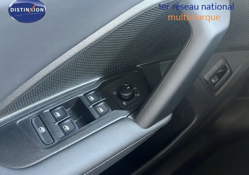 Gros plan sur la commande des vitres et rétroviseurs côté conducteur du Volkswagen Tiguan 2026 noir Grenadilla.
