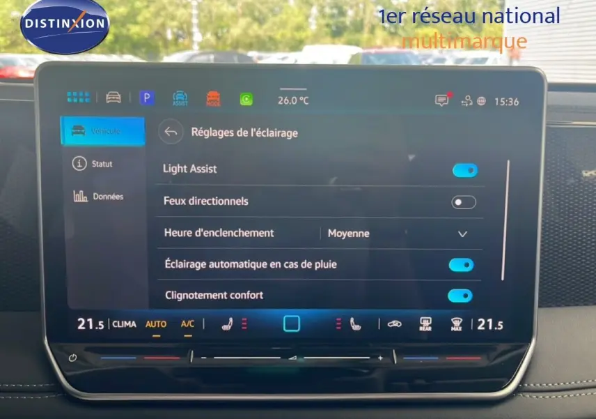 Écran tactile central du Volkswagen Tiguan 2026 affichant les réglages d'éclairage, intérieur noir grenadilla.