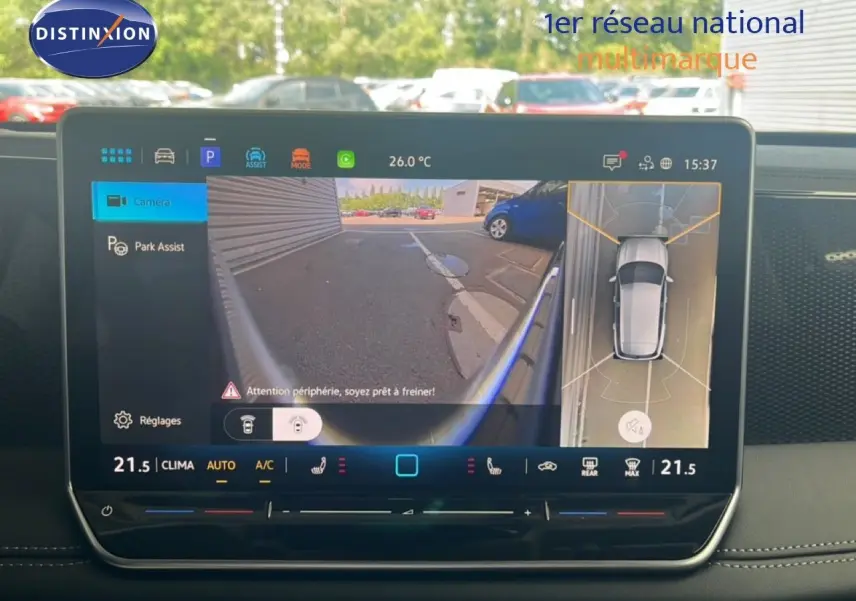 Vue intérieure du tableau de bord du Volkswagen Tiguan 2026 noir Grenadilla, affichant l'écran de caméra 360° et assistance au stationnement.