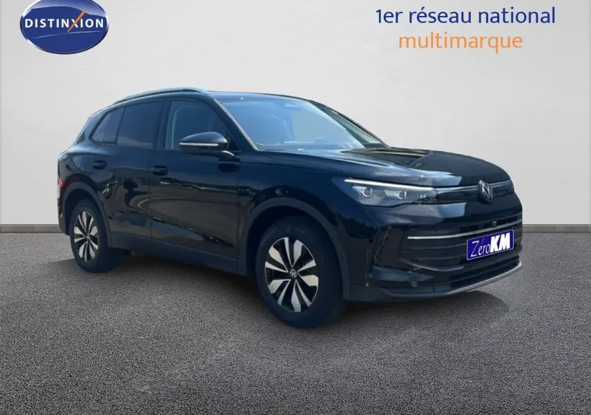Volkswagen Tiguan 1.5 TSI noir grenadilla 3/4 avant droit, SUV hybride essence avec jantes distinctives.