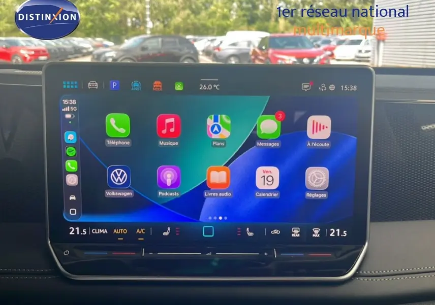 Écran tactile central du Volkswagen Tiguan noir Grenadilla, affichant l'interface Apple CarPlay en intérieur jour.