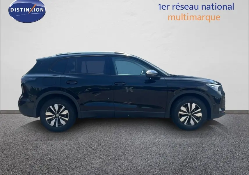 Volkswagen Tiguan 1.5 TSI 130ch noir grenadilla métal vu de profil côté gauche, roues avec jantes bicolores.