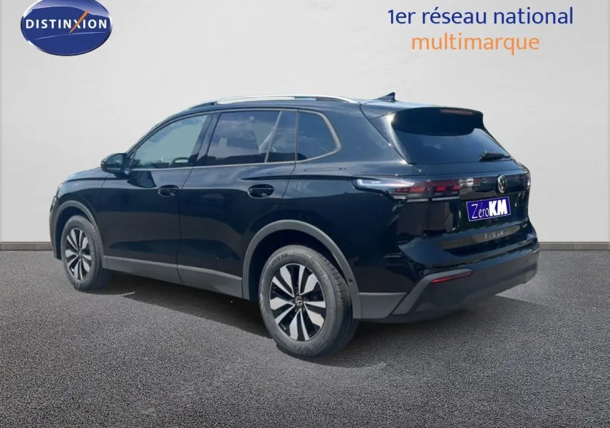 Volkswagen Tiguan 1.5 TSI noir grenadilla métal, vue 3/4 arrière droit, jantes alliage distinctives.