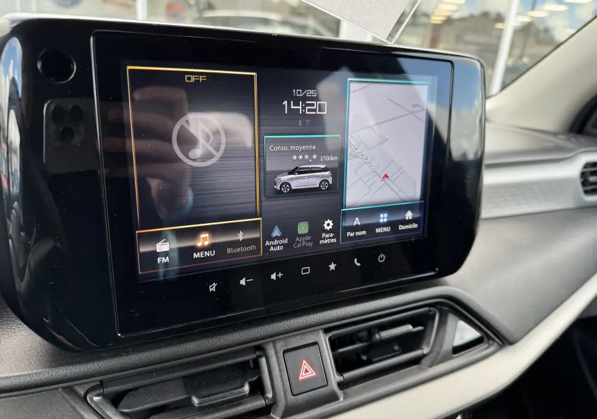 Écran tactile central de la Suzuki Swift 1.2 Hybrid Privilege Auto 2025 affichant navigation et menu multimédia.