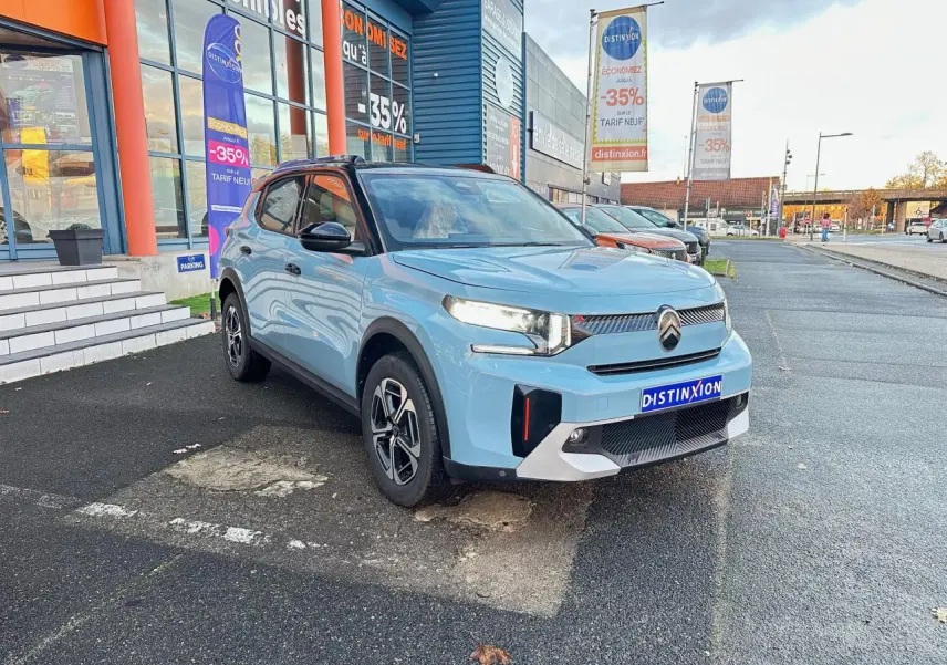 Citroën C3 Aircross hybride bleu Monte Carlo vue 3/4 avant avec toit noir et jantes alliage 17 pouces.