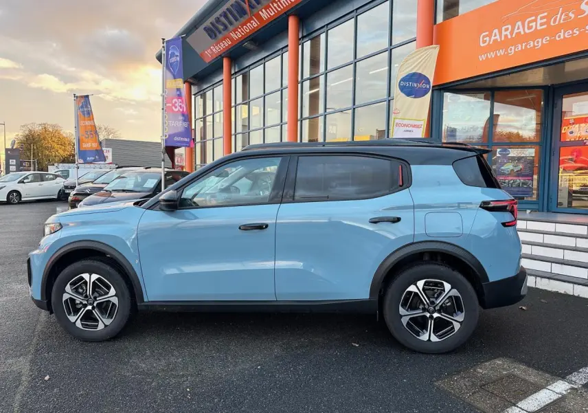 Profil côté gauche d'une Citroën C3 Aircross 2025 bleu Monte Carlo avec toit noir, jantes 17'' et rétroviseurs noirs.