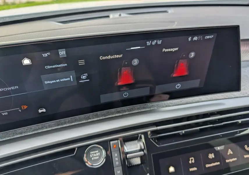 Écran tactile intérieur du Peugeot 3008 Hybrid 2025 affichant le réglage des sièges chauffants côté conducteur et passager.