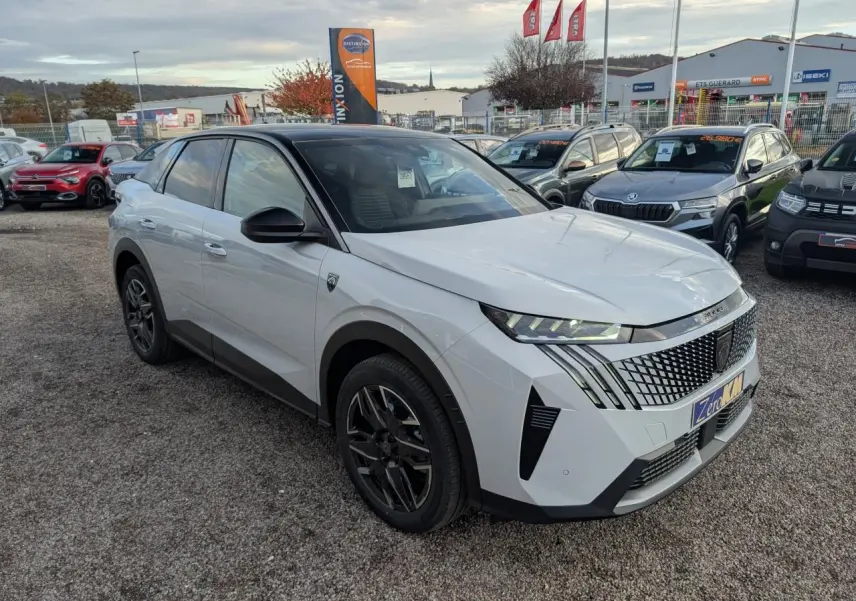 Peugeot 3008 blanc vue 3/4 avant droit avec calandre noire et jantes alliage 19 pouces diamantées.