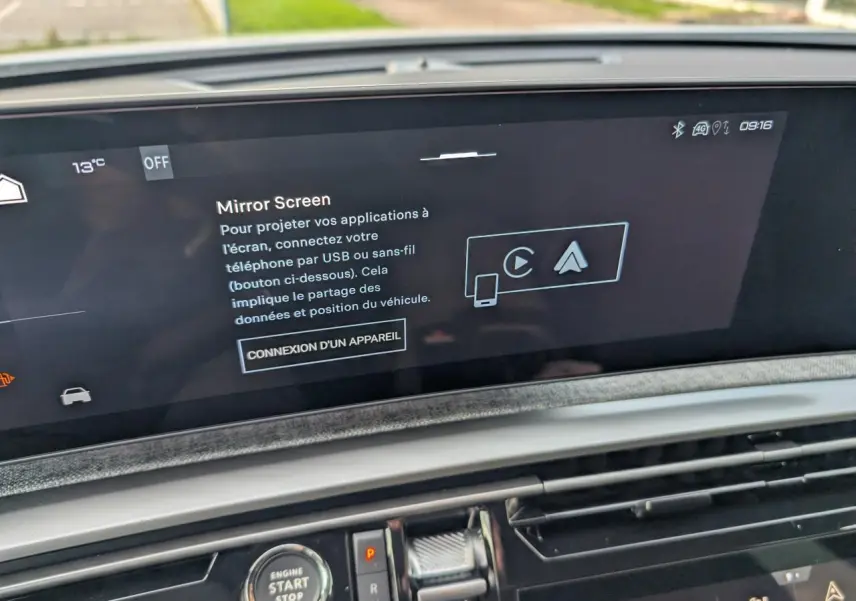 Écran tactile central affichant la fonction Mirror Screen dans l'habitacle du Peugeot 3008 blanc 2025.