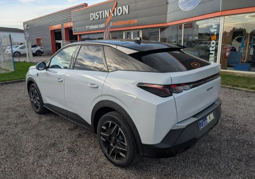 Peugeot 3008 blanc en vue 3/4 arrière droit, avec toit noir et jantes alliage 19'' noir brillant.
