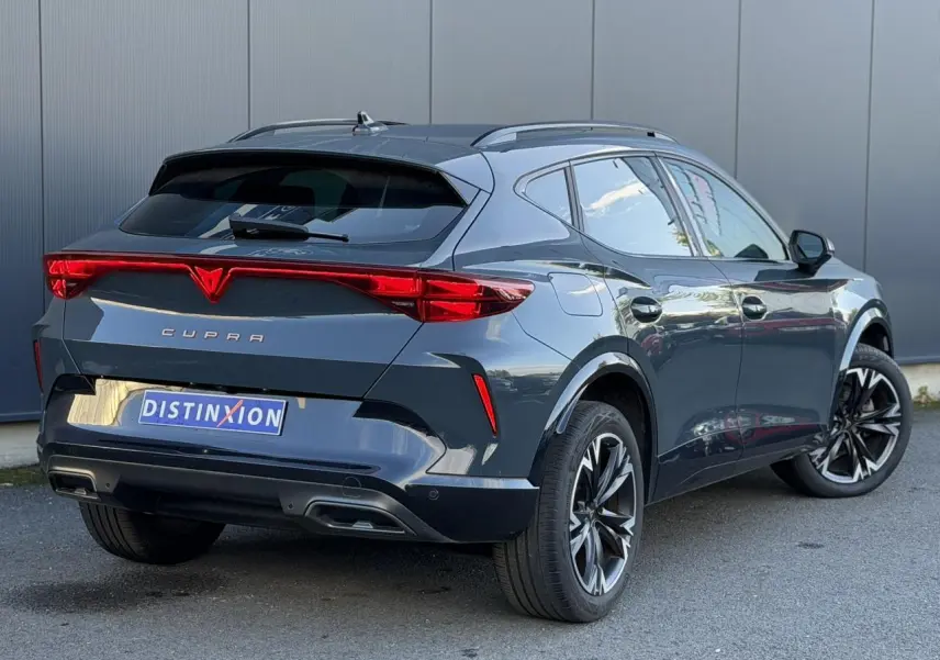 Vue 3/4 arrière droite d'une CUPRA Formentor bleu Fjord avec signature lumineuse Tri-LED et jantes alliage 18 pouces.