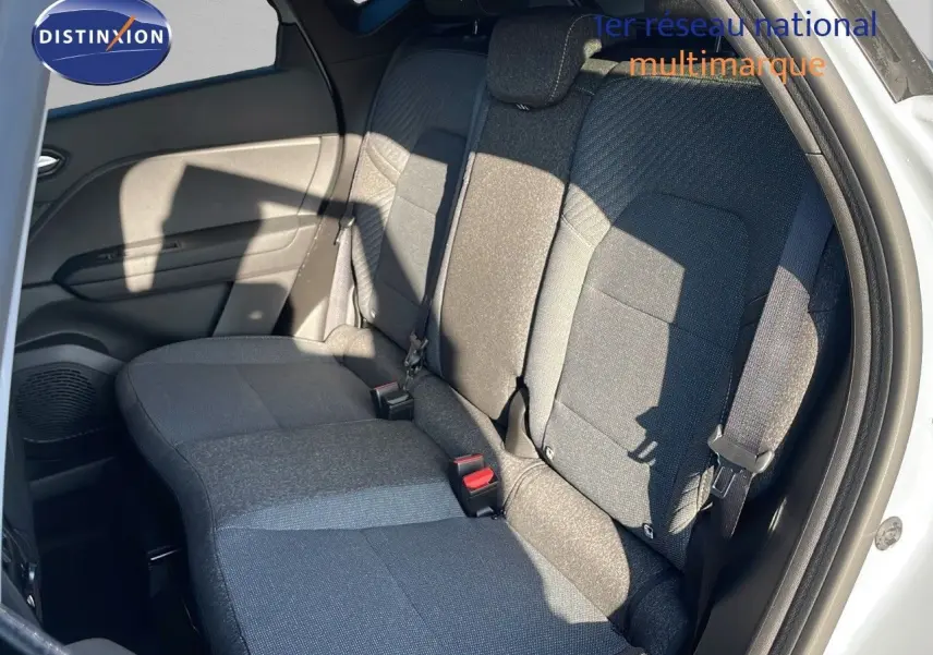 Vue latérale du siège arrière gris foncé du Renault Captur 2025, avec ceinture de sécurité et porte ouverte.